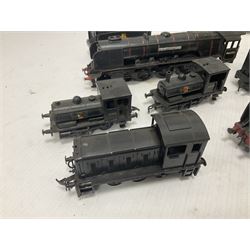 ‘00’ gauge - Airfix locomotive model kits comprising series 4 City of Truro kit and empty series 4 box, series 4 Mogul, two series 4 Harrow kits, all boxed; together with Rosebud Kitmaster Stirling kit and quantity of loose plastic locomotives and tenders from Airfix, Kitmaster, Ratio etc 