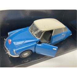 Solido - two Prestige models comprising Citroen DS Rallye 1963 and Rolls Royce; together with three 1:18 scale comprising Renault 4 F4; Renault 8 TS; and Renault 17; all boxed (5)