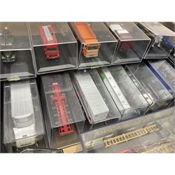 Thirty-two Oxford die-cast models including a Haulage Company Norfolkline limited editon model, lorries, fire engines etc (32) 