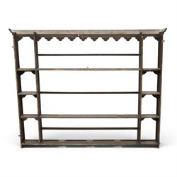 Georgian oak plate rack, moulded and dentil cornice over shaped frieze, fitted with open shelves and narrow side compartments with shaped aprons