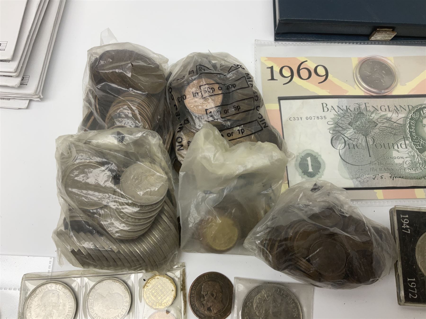 Great British and World coins, including halfcrowns, shillings, other pre-decimal coinage, The Royal Mint Great Britain and Northern Ireland 1972 coin set, commemorative crowns, various Irish coins etc