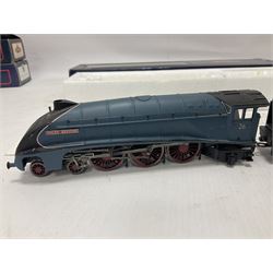 Bachmann ‘00’ gauge - 31551 Gresley Class V2 2-6-2 ‘Green Arrow’ locomotive no.60800 in BR black; 31954 Gresley Class A4 4-6-2 ‘Nigel Gresley’ locomotive no.60007 in BR blue; 31959 Gresley Class A4 Pacific 4-6-2 ‘Miles Beevor’ locomotive no.26 in LNER garter blue; in original boxes (3) 