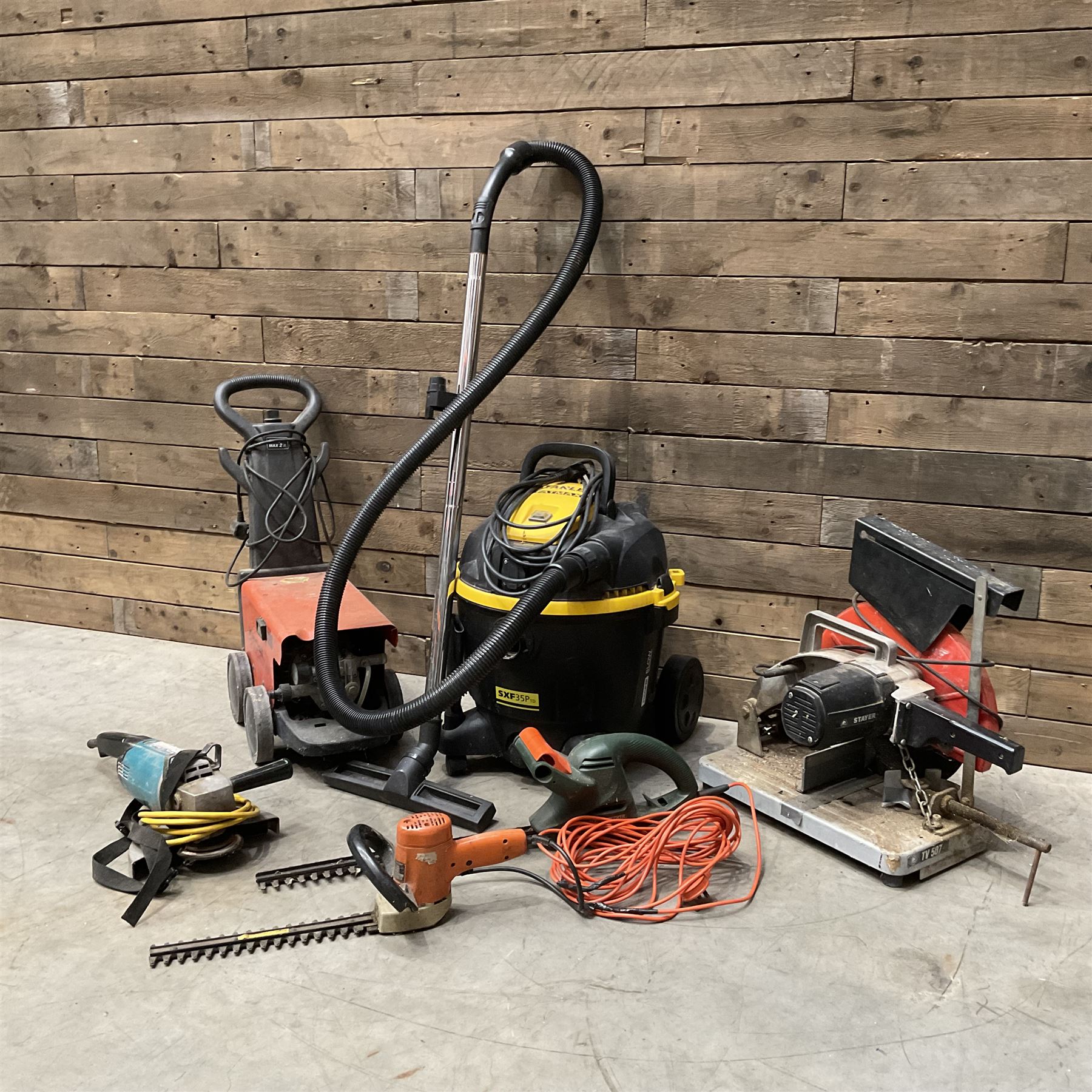 Stanley FatMax SXF35PTD wet and dry vacuum, a Makita 9609B grinder, two hedge cutters, a Karjet 2700w and a Stayer TV507 chop saw