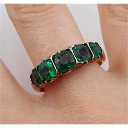 Early-mid 20th century gold graduating green paste stone ring, stamped 9ct