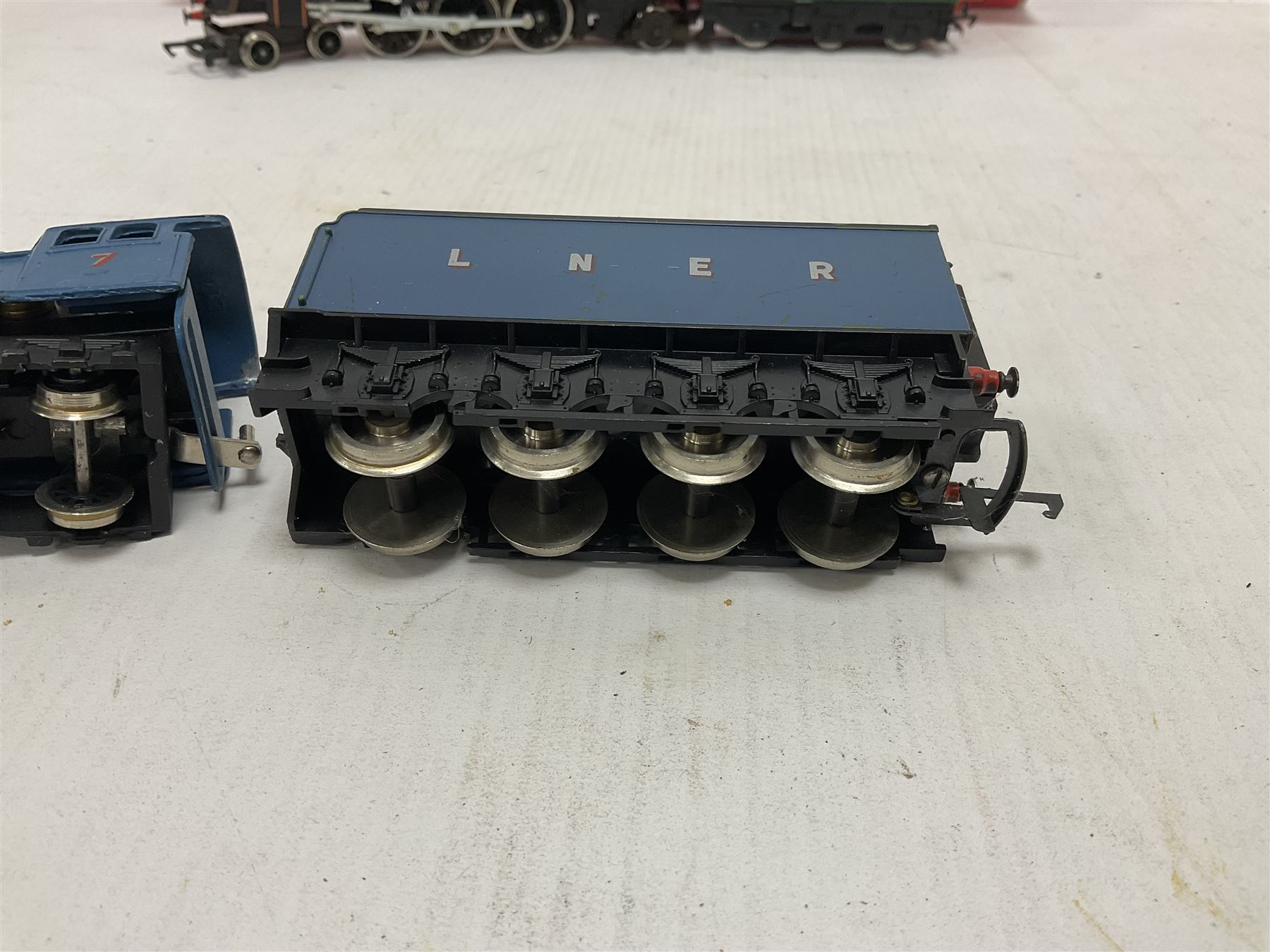 Hornby/Tri-Ang ‘00’ gauge - four locomotives and tenders comprising boxed Class 7P6F 4-6-2 ‘Oliver Cromwell’ no.70013 in BR green; Class A4 4-6-2 ‘Nigel Gresley’ no.7 in LNER blue; Battle of Britain Class 4-6-2 ‘Winston Churchill’ no.21C151 in SR green; Class A3 Gresley 4-6-2 no.60103 in BR green (4) 