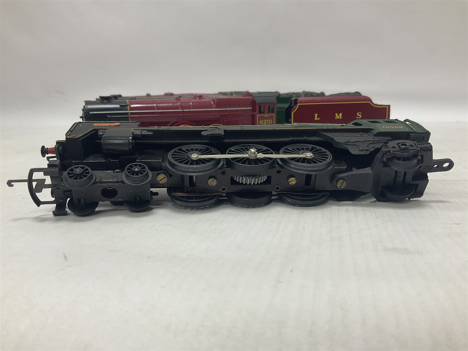 Hornby ‘00’ gauge - four steam locomotives comprising Britannia Class ‘Britannia’ 4-6-2 no.70000 in BR green; Britannia Class ‘Oliver Cromwell’ 4-6-2 no.70013 in BR green; Princess Class 4-6-2 no.6201 in LMS crimson; Coronation Class ‘Duchess of Sutherland’ 4-6-2 no.6233 in LMS crimson; one further tender (5) 