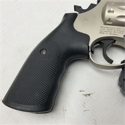 Smith and Wesson Model 686-8 .177 air pistol with satin finish, serial no.S0042397 with circular 10-shot magazine L37.5cm  NB: AGE RESTRICTIONS APPLY TO THE PURCHASE OF AIR WEAPONS.