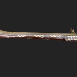 Indian Jezail style flintlock blunderbuss with 61cm bell mouth blunderbuss barrel with engraved floral design, the butt with mother of pearl triangular inlays, overall L97cm