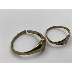 Four 9ct gold rings, to include cubic zirconia wishbone ring, single stone cubic zirconia ring and two heart design signet rings