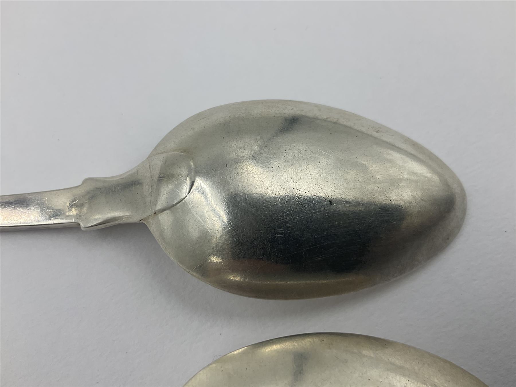 Pair of George III York silver Fiddle pattern dessert spoons, each engraved with a rampant lion crest, hallmarked James Barber & William North, York 1789