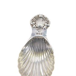 Mid 20th century silver caddy spoon, with palmette bowl and handle, hallmarked A Chick & Sons Ltd, London 1966, together with an early 20th century silver handled shoe horn and button hook and a a silver handled knife, all hallmarked 
