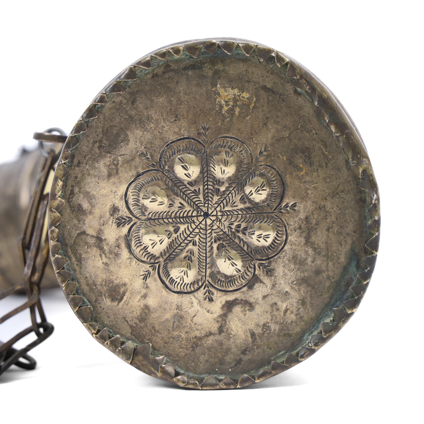 Horn powder flask, with metal mounts embossed with foliate decoration, L40cm