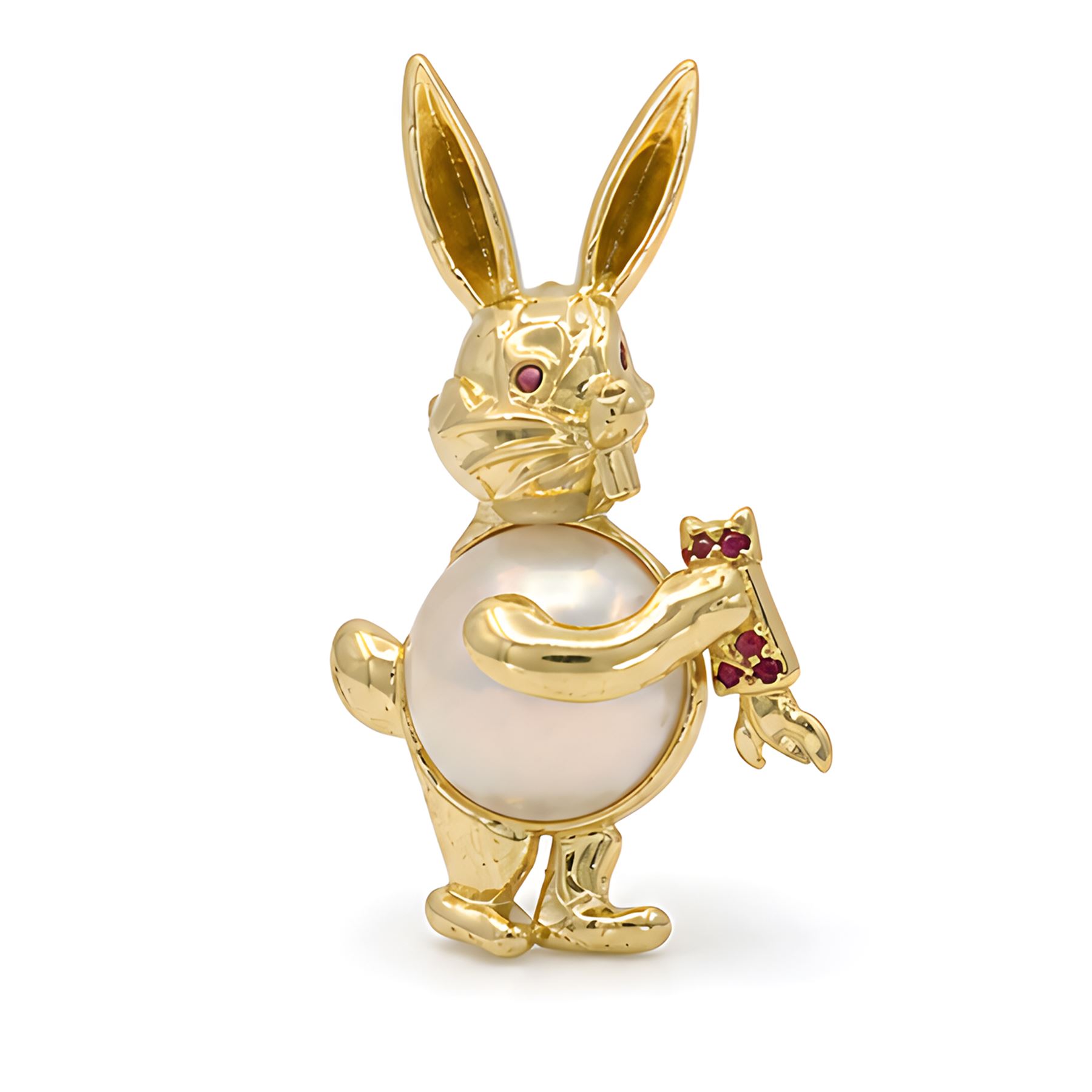 14ct gold ruby and mabe pearl bunny pendant / brooch, the bunny set with a single ruby eye and pearl, holding a ruby set carrot, stamped 585
