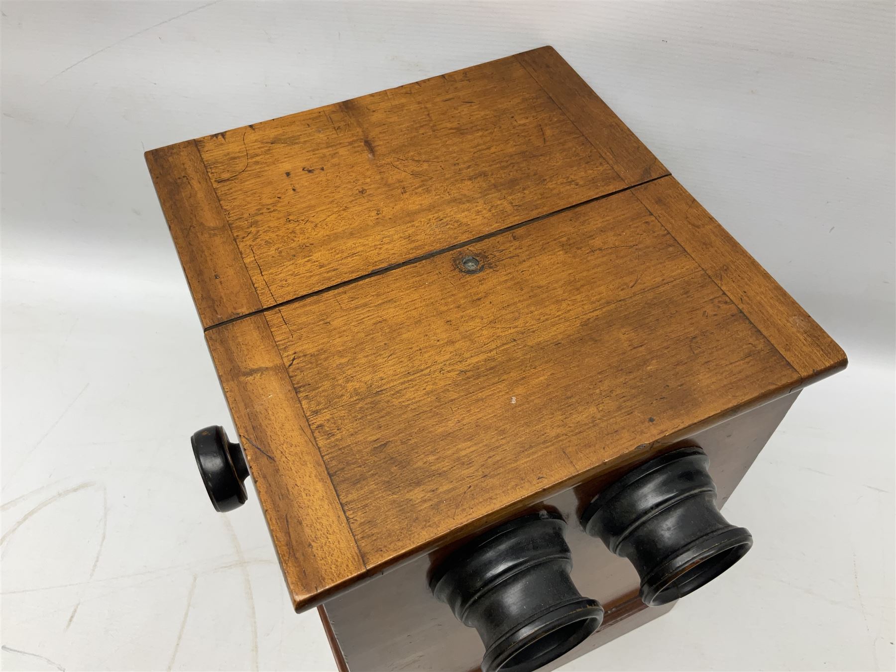 Mahogany tabletop Stereo viewer, with four Valentine Blancherd stereograph views of London, H32cm