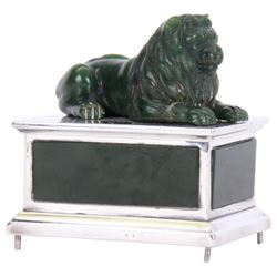 Edwardian silver and nephrite casket, of rectangular form with inset nephrite panels to sides, the removable cover surmounted with a nephrite recumbent lion, hallmarked Frank Hyams Ltd, London 1906, H9.5cm W9cm D6.5cm