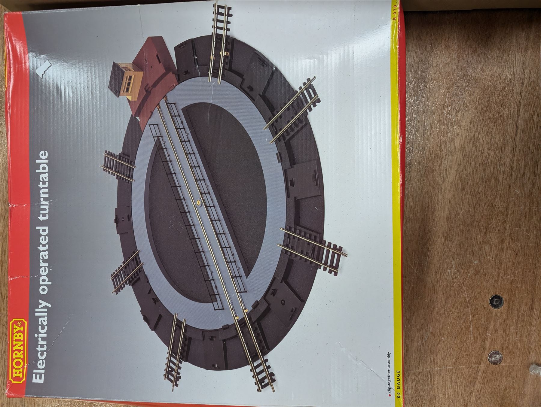 Four Hornby '00' gauge R264 bridges and Hornby R070 Electrically Operated Turntable, together with other platforms and accessories 