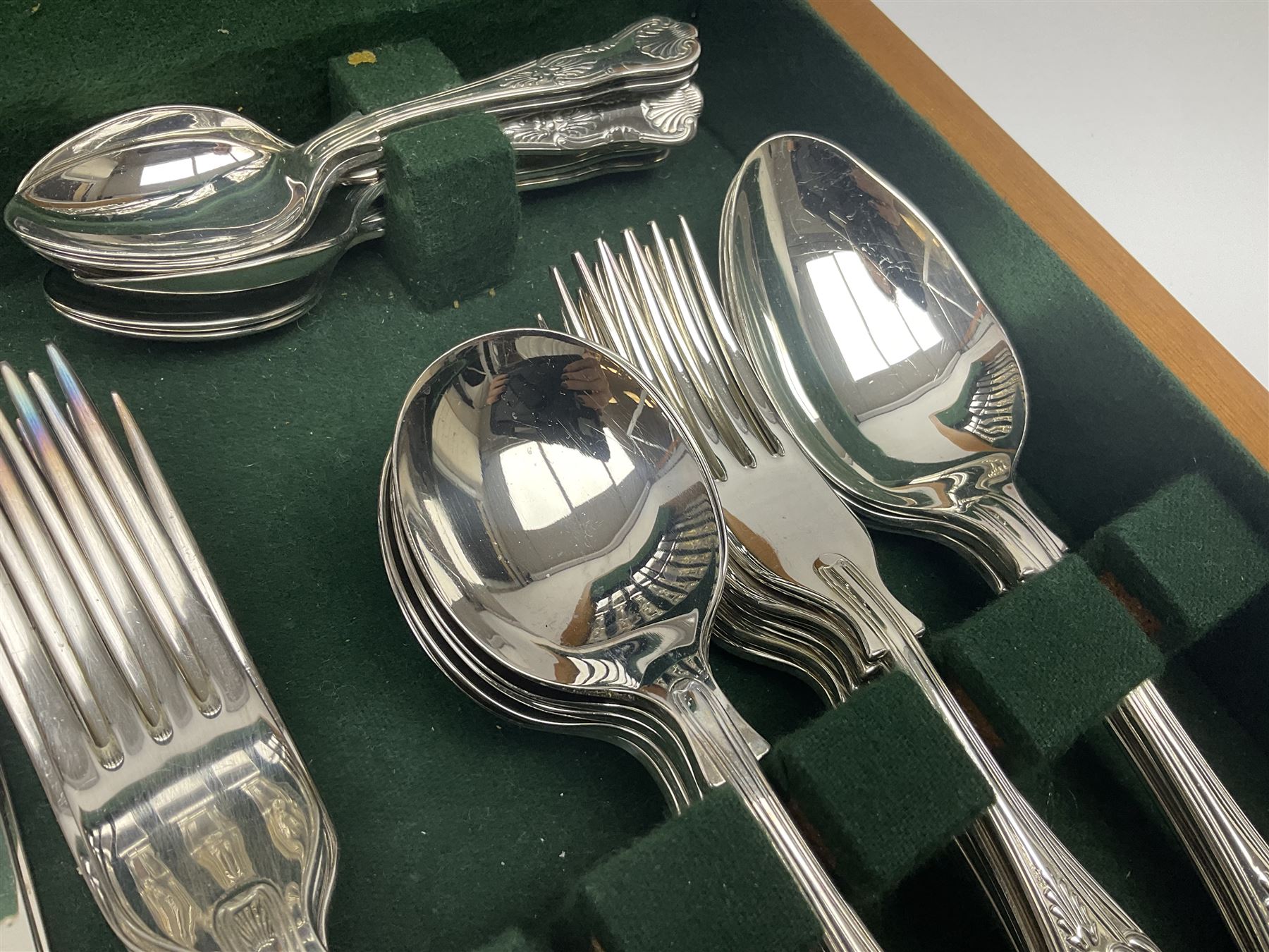 Canteen of silver plated Kings pattern cutlery for six place settings, in a fitted wooden case