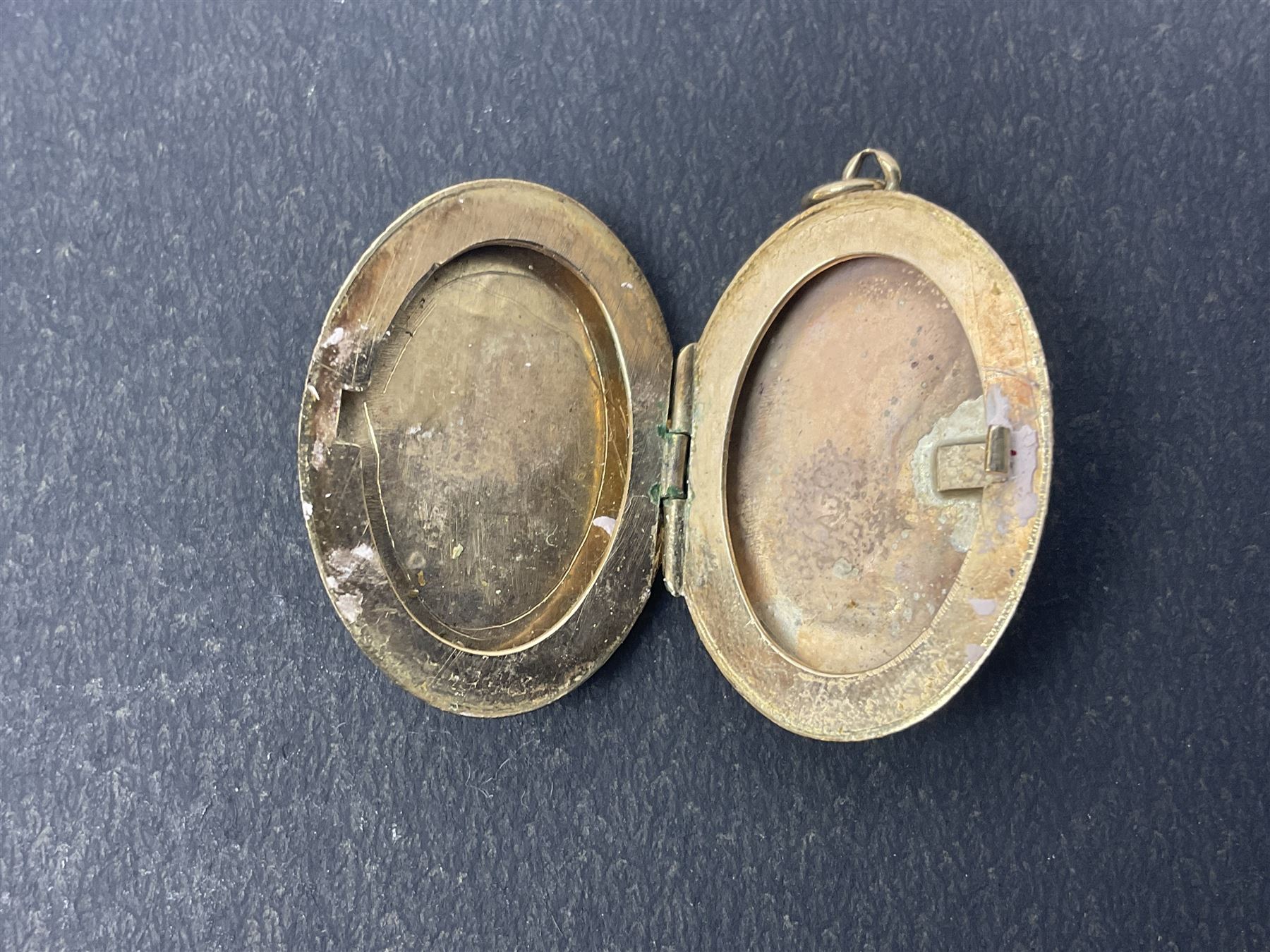 9ct gold jewellery, including opal ring and two other stone set rings, locket and rope twist chain 