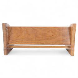 Mouseman oak book trough with carved mouse signature, by Robert Thompson of Kilburn, H21cm W45.5cm D20cm