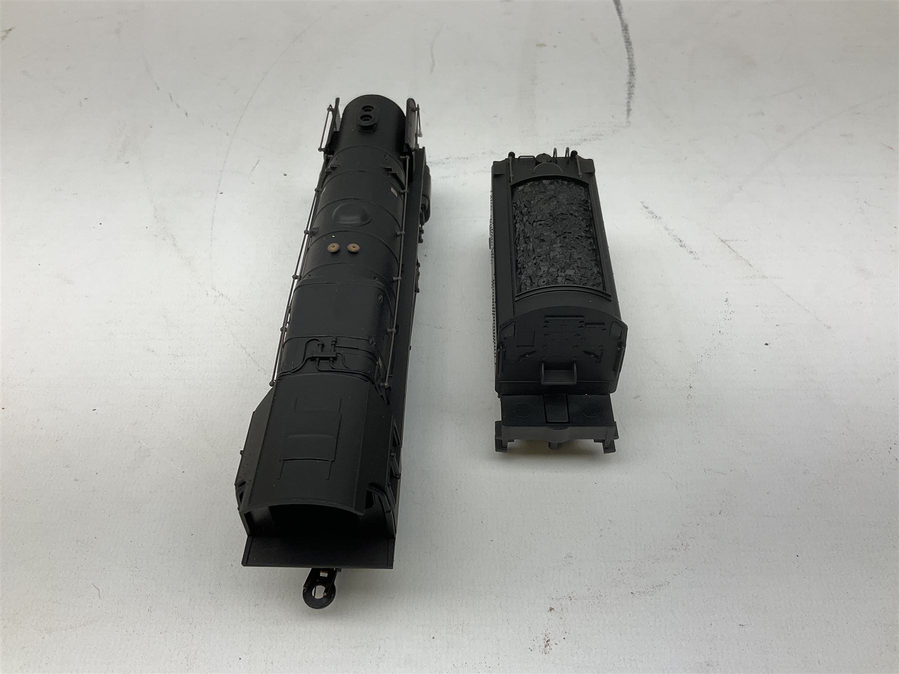 Hornby '00' gauge - Battle of Britain Class 4-6-2 locomotive '92 Squadron' No.34081; and Class 9F 2-10-0 locomotive No.92239 with weathered finish; both boxed (2)