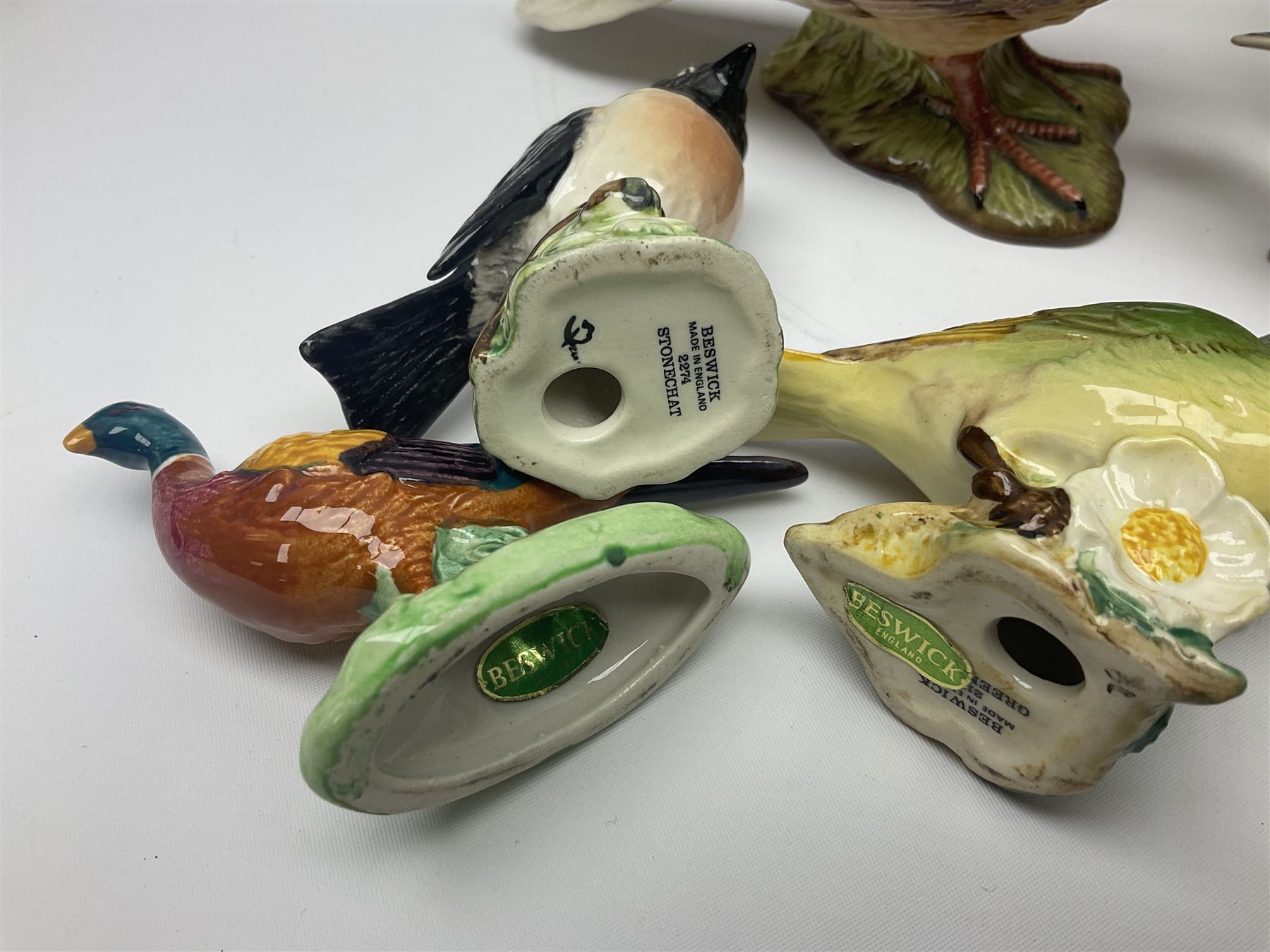 Collection twenty one of Beswick bird figures, to include Lapwing no 2416, Kingfisher no 2671, Red Pigeon 1383, Cuckoo no 2315, Nuthatch no 2418 etc