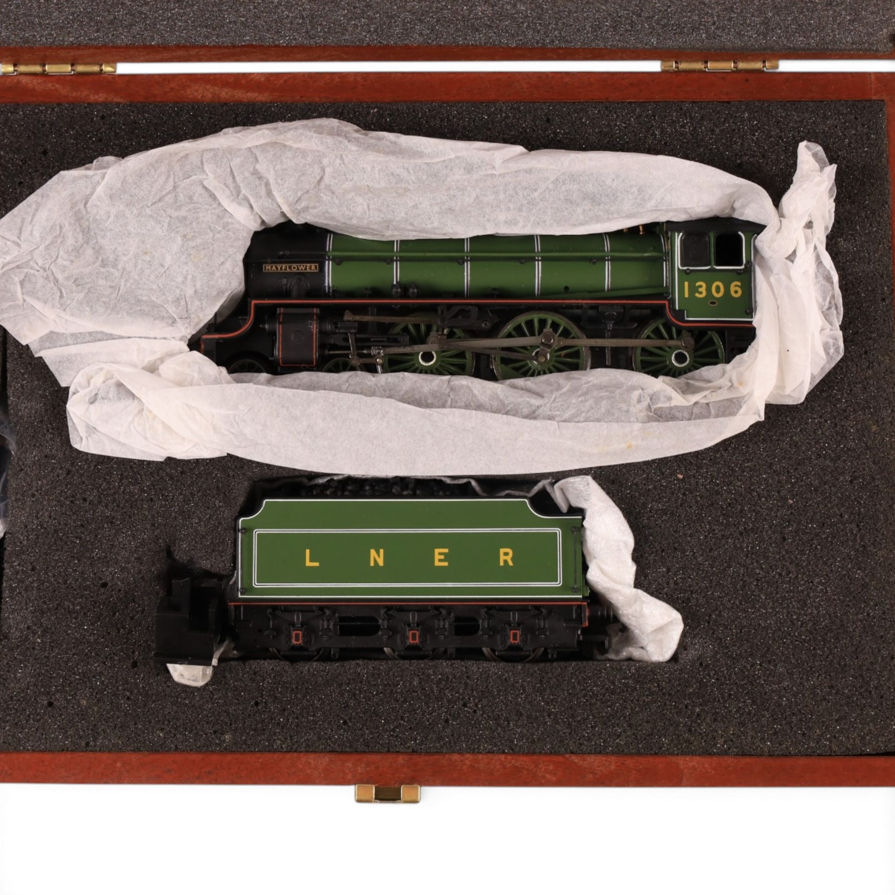 Limited edition 00 gauge Bachmann B1 Class 4-6-0 locomotive and tender 'Mayflower' no. 1306, in wooden presentation case with 9ct gold plated name plates and certificate of authenticity, limited edition no. 510/1000