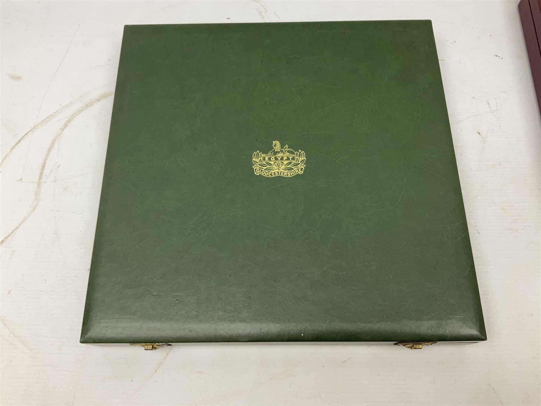 Five Spode Mulberry Hall limited edition Regimental commemorative plates - Parachute Regiment No.51/500; Gloucestershire Regiment No.38/500; Duke of Wellington's Regiment No.285/500; Royal Welch Fusiliers No.40/500; and Green Howards No.213/500; all boxed with certificates (5)