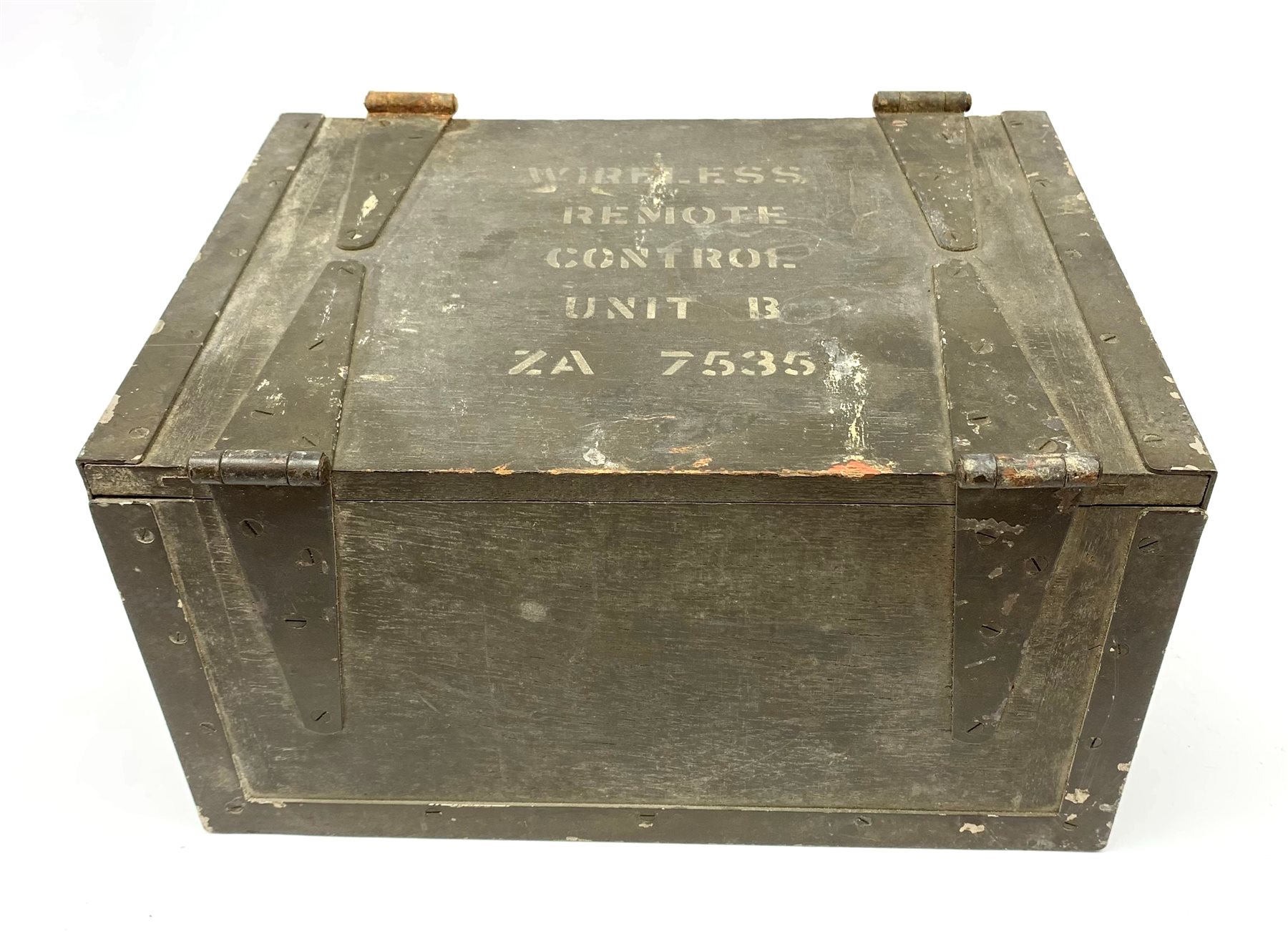 WW2 Military Wireless Remote Control Unit B ZA 7535, in green painted metal bound wooden carrying box with instruction plaque, No.9384 T.M.C. 1940 L32cm
