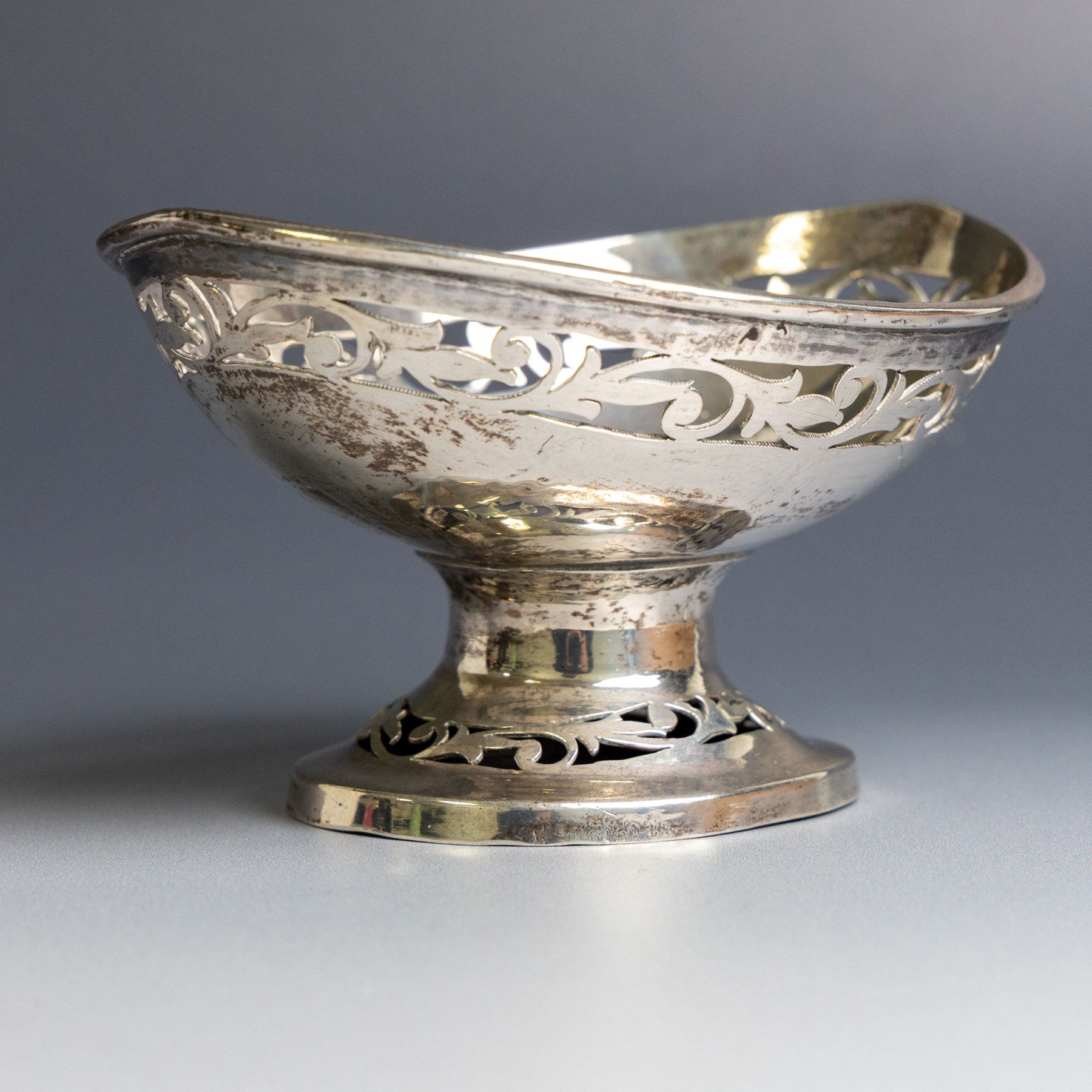 Indian silver bon bon dish, of oval form with pierced foliate decoration to sides and foot, H7cm, W12.5cm