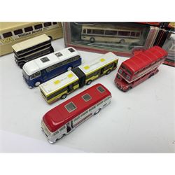 Thirty-one modern die-cast models of buses, coaches and wagons of various scales by EFE, Lledo, Oxford Die-Cast, Atlas etc, to include EFE 15702, 15704 and 15708 boxed; further models are unboxed 