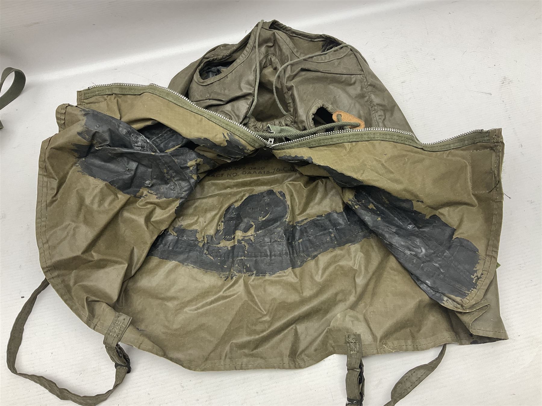 Falklands War - Argentine Special Forces beret with metal badge reputedly taken at Goose Green May 28th 1982 by Cpl. Hudson attached to 2 Para; together with an Argentine Gas Hood (2)