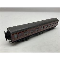 Exley '00' gauge - fourteen various coaches comprising four LMS maroon (3322 3rd, 2202 3rd, 6665 3rd and 388 Sleeping Car 3rd), LNER green/cream Buffet Car 21419, LNER teak 8639 1st, Southern green 6688 3rd, GWR brown/cream 3322 3rd, LNER 206 3rd, LNER 319 1st/3rd, SR green 351 3rd, SR green 188 Parcel Van, GWR 331 3rd and GWR 362 3rd; all unboxed (14)