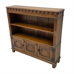 Late 20th century oak bookcase, two shelves over cupboard