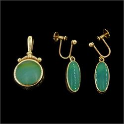 9ct gold green and purple agate pendant by David Scott Walker, with a pair of matching 9ct gold screw back earrings, both hallmarked