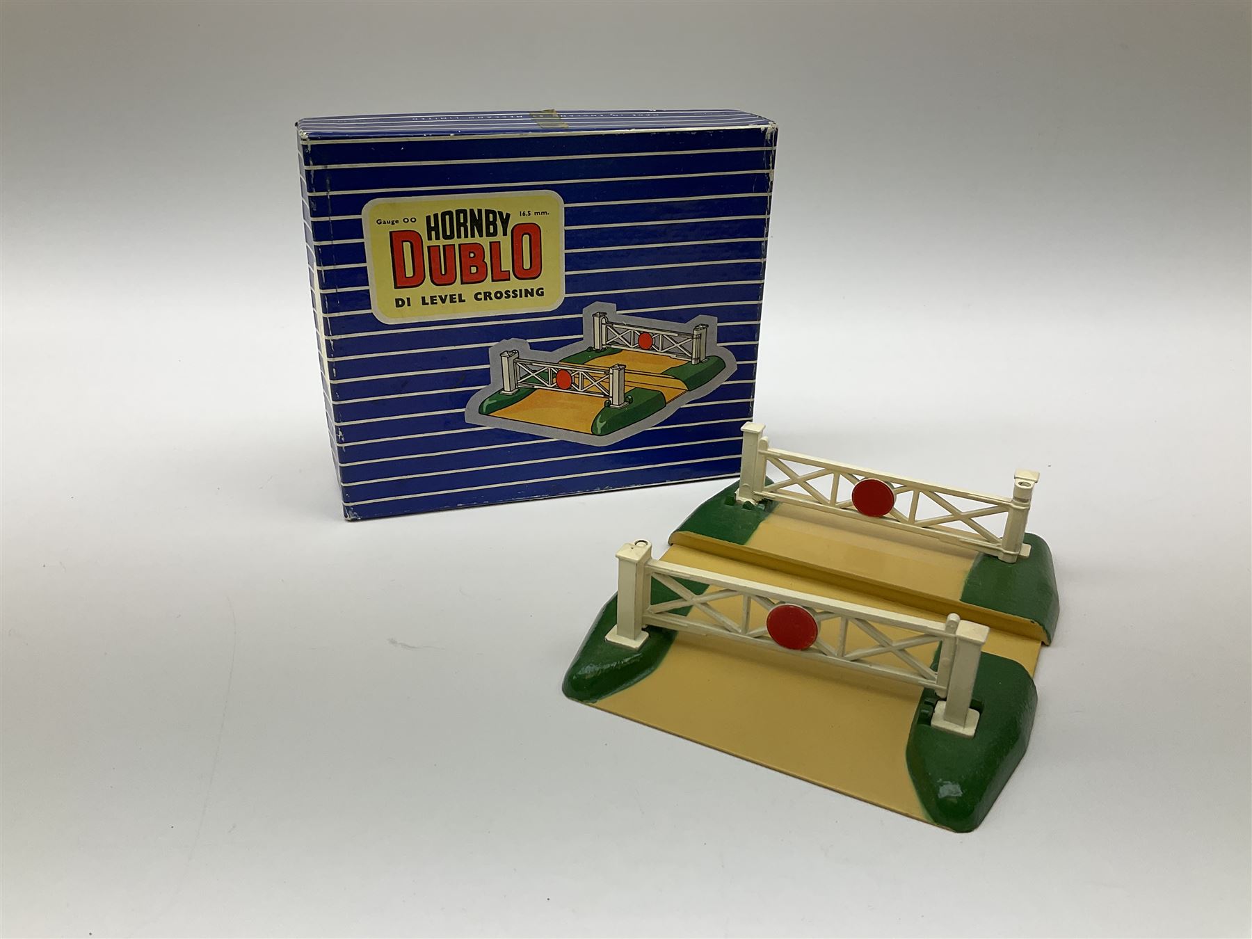 Hornby Dublo - D1 Level Crossing; D1 Signal Cabin with orange roof; D1 Footbridge; and 5010 Footbridge; all boxed (4)