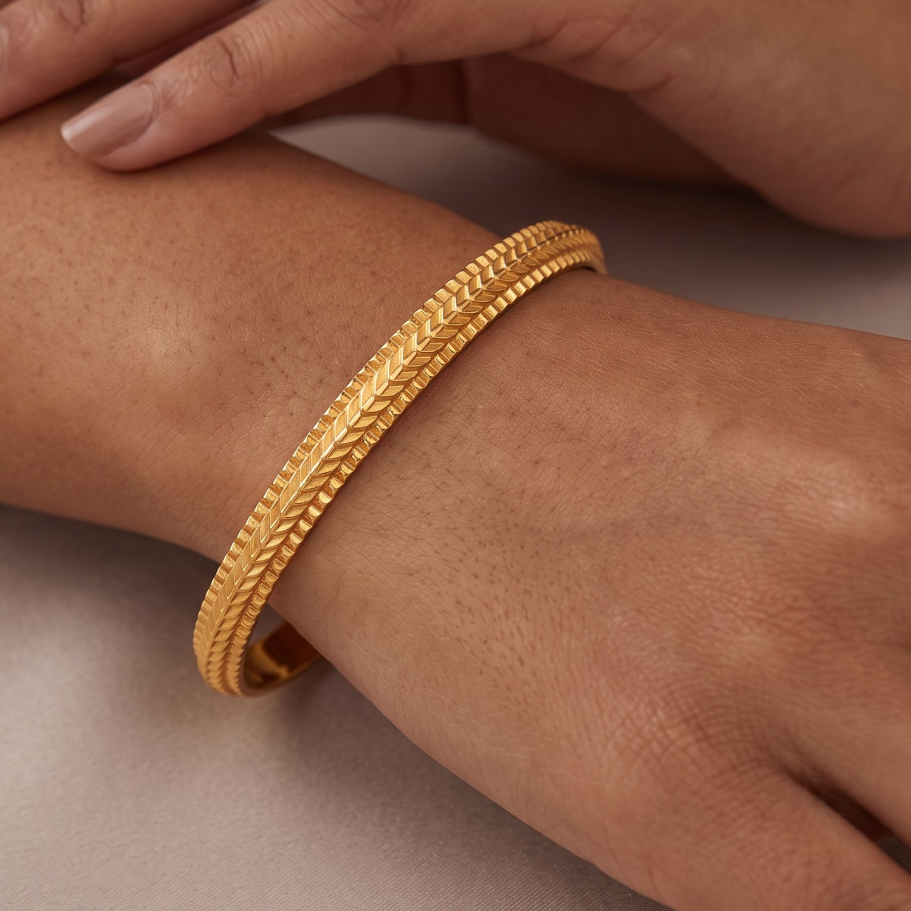 21ct gold bangle with engraved decoration