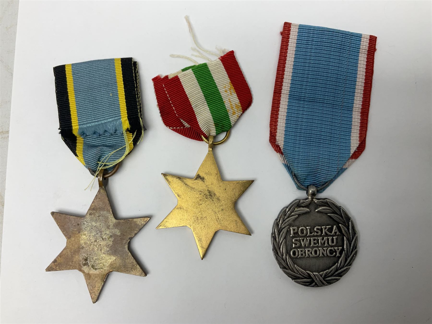 Gaunt & Son Territorial Force Nursing Service cape medal; cased; WW1 British War Medal and 1914-15 Star (names erased); two MID oak leaves; Polish and American medals; eight replica medals including VC, MM, Air Crew Europe Star etc and replica group of five WW2 miniatures etc
