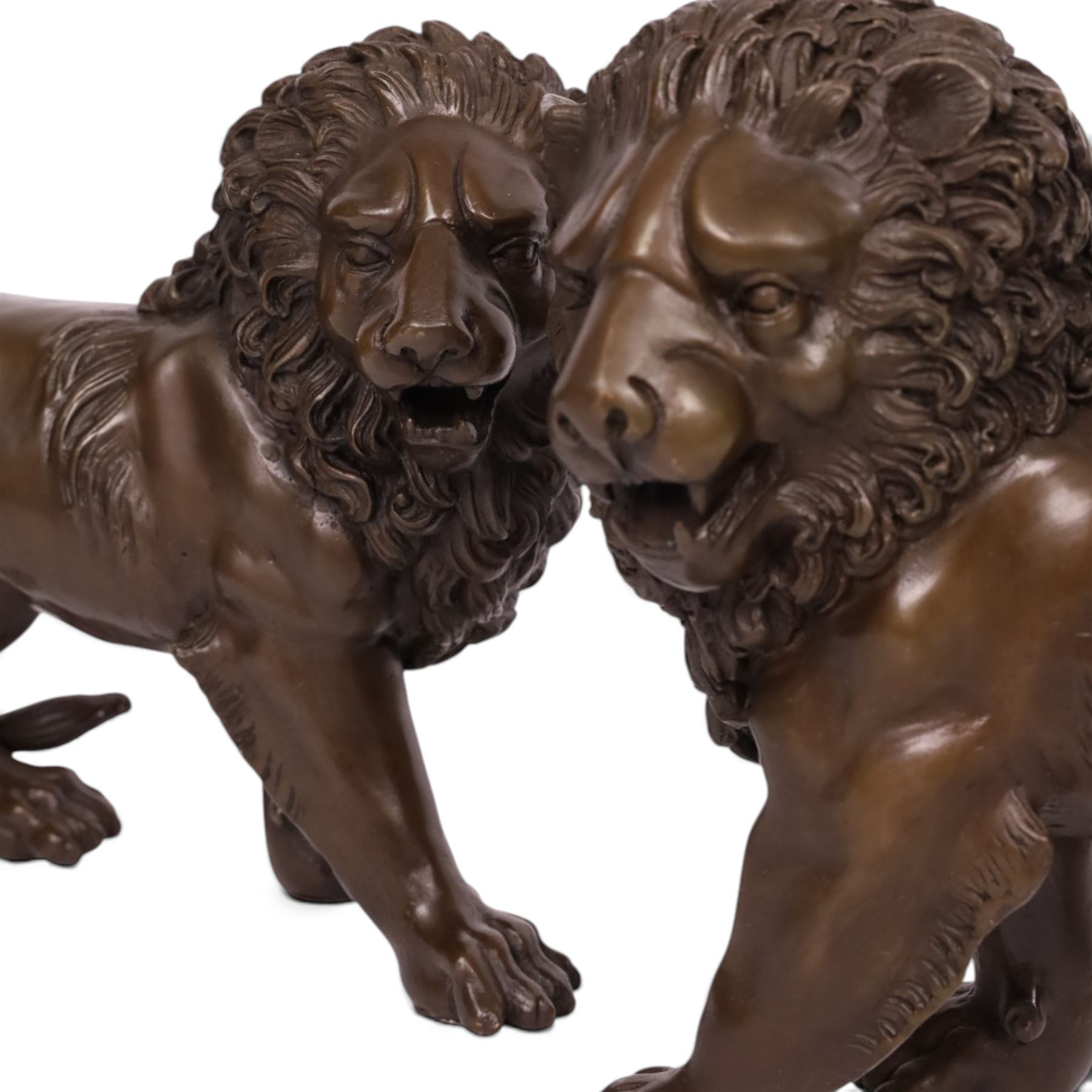 Pair of bronze lions, H24cm, L32cm