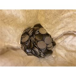 Great British and World coins, including halfcrowns, shillings, other pre-decimal coinage, The Royal Mint Great Britain and Northern Ireland 1972 coin set, commemorative crowns, various Irish coins etc