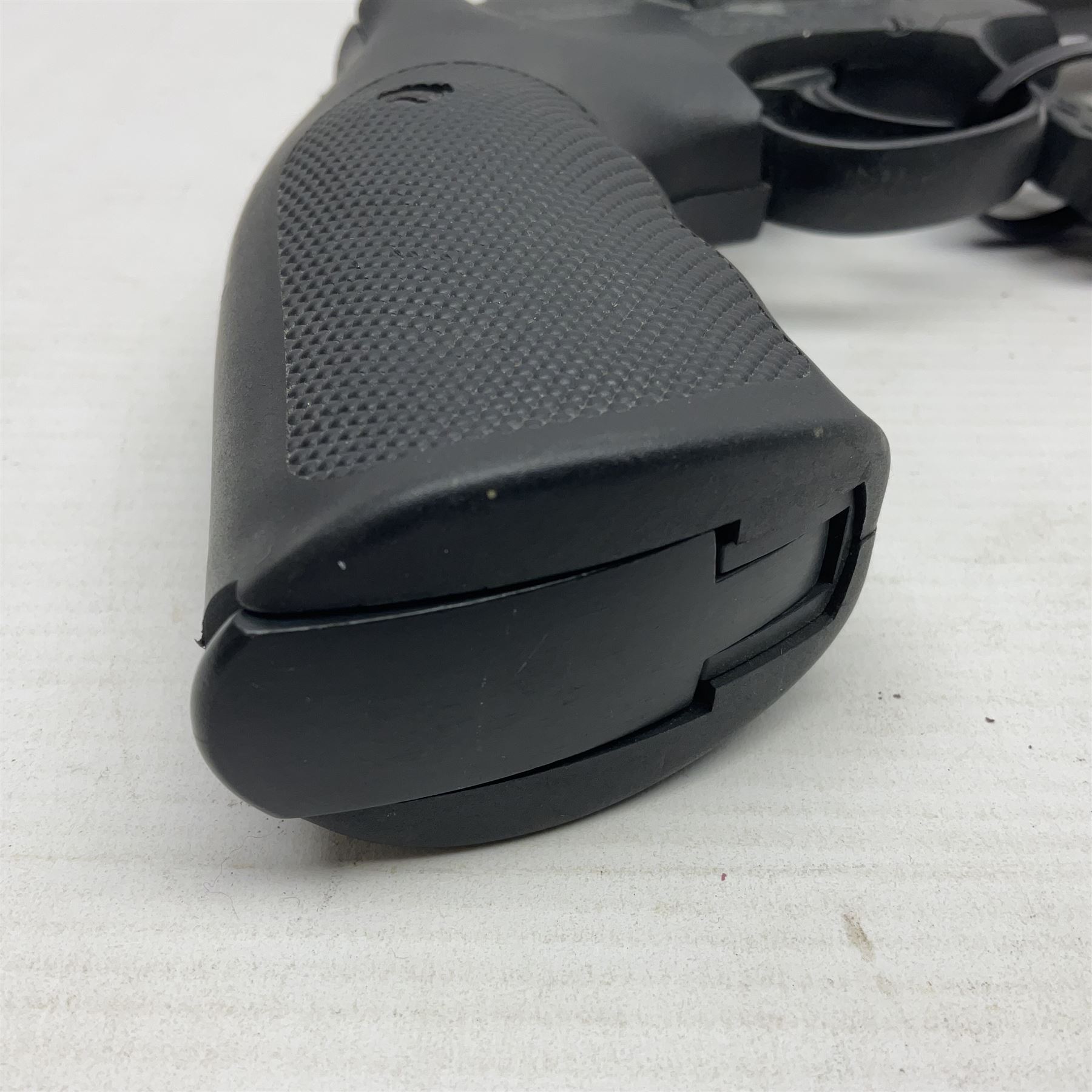 Umarex Smith and Wesson model 586-4 .177 air pistol serial no.S074938959 with circular 10-shot magazine L29cm  NB: AGE RESTRICTIONS APPLY TO THE PURCHASE OF AIR WEAPONS.