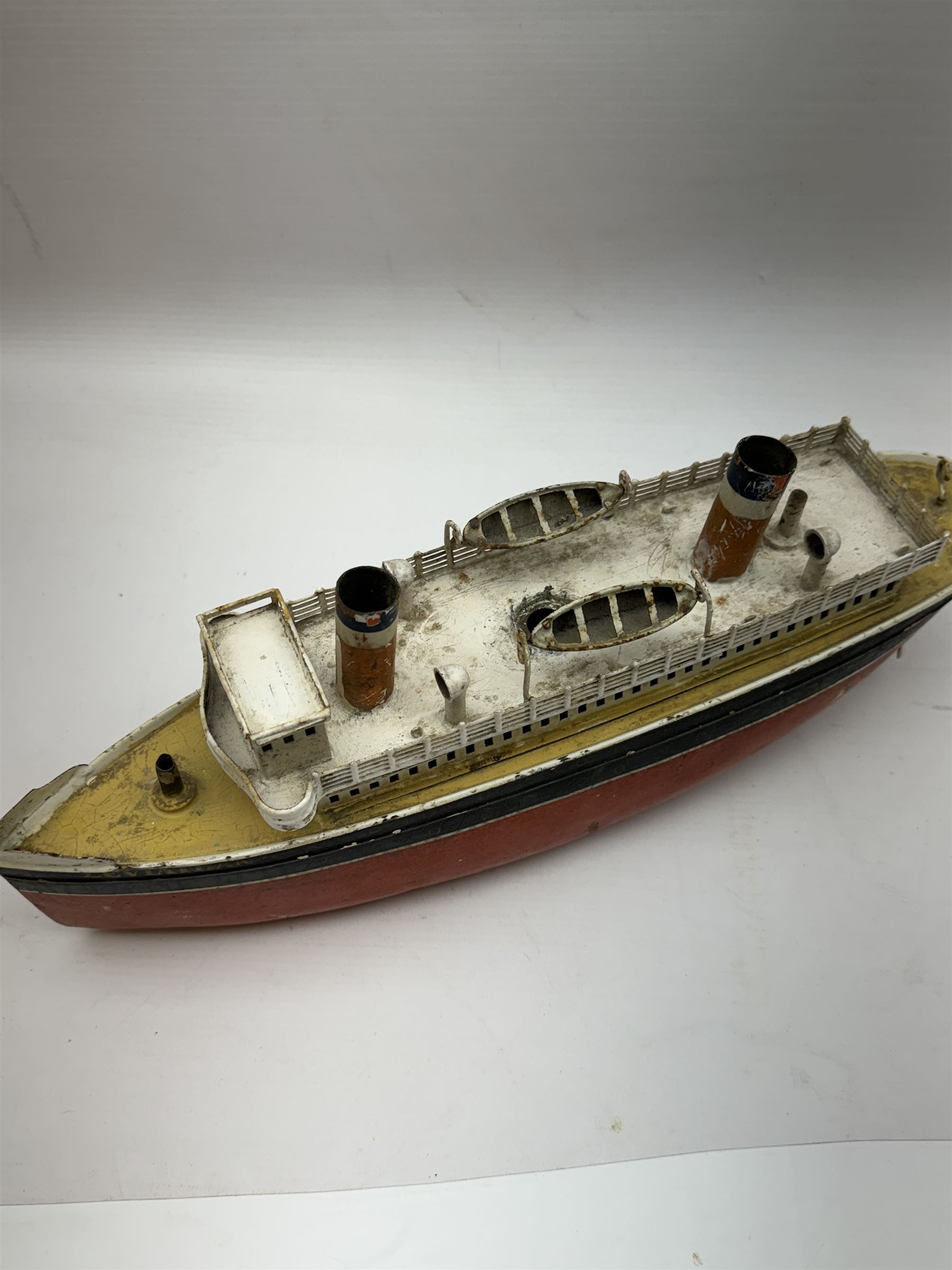 Early 20th century Gebruder Bing tinplate clockwork liner 'Leviathan', model no. B-49, H14.5cm, W37cm