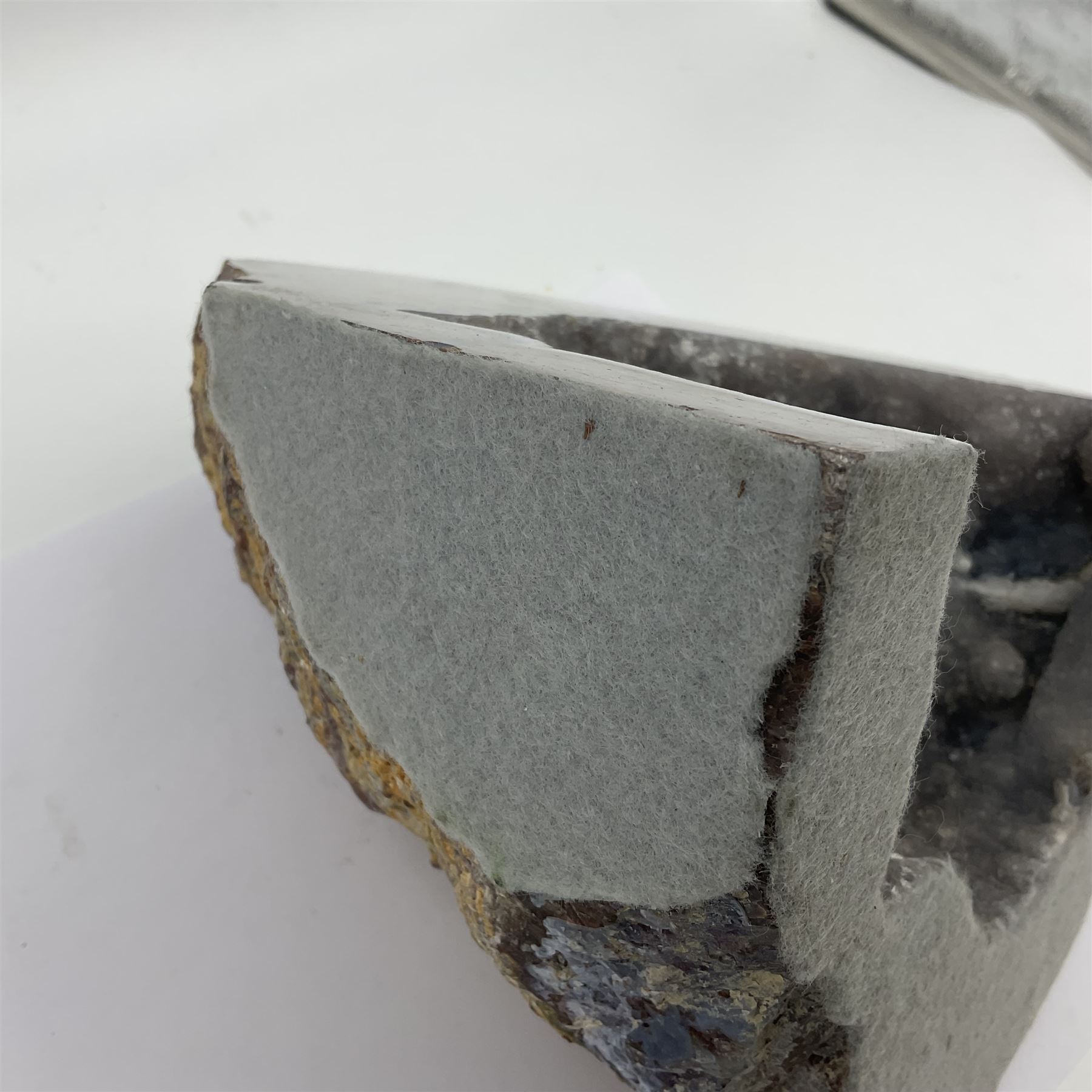 Pair of Dugway geode, natural edged bookends, in purple tones, H16cm 