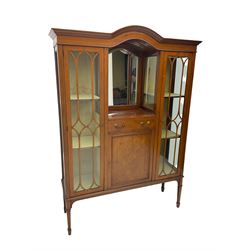 Edwardian inlaid mahogany display cabinet with ‘Shepard, Bennington & Co. Doncaster’ makers plaque, central bevel edge mirror flanked by two glazed doors enclosing two lined shelves, single drawer above cupboard on square tapering supports with spade feet