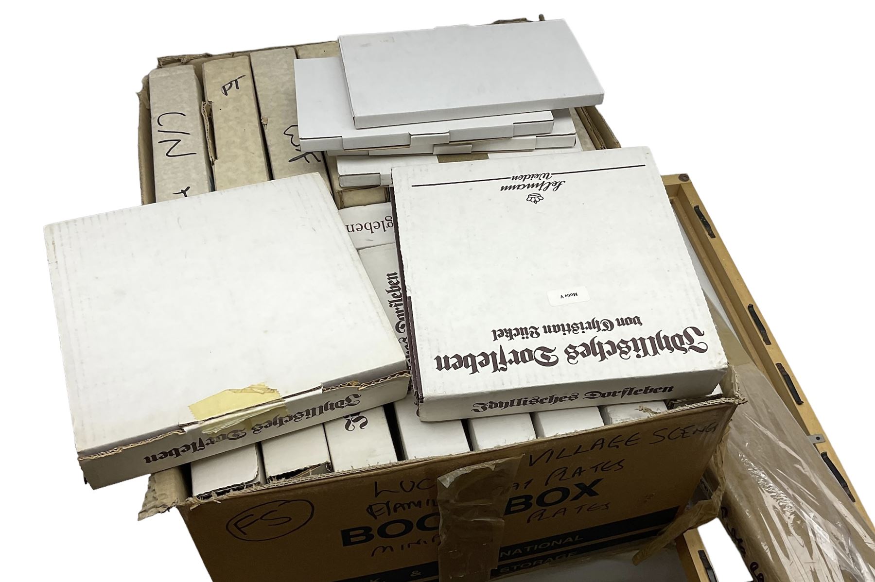 Quantity of various collectors plates to include The Hamilton Collection Kitten Classics, Centenary Collection etc, all boxed, together with plate rails