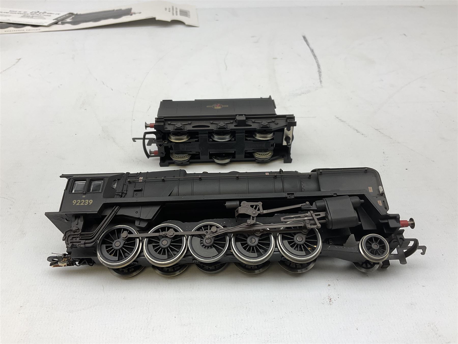 Hornby '00' gauge - Battle of Britain Class 4-6-2 locomotive '92 Squadron' No.34081; and Class 9F 2-10-0 locomotive No.92239 with weathered finish; both boxed (2)