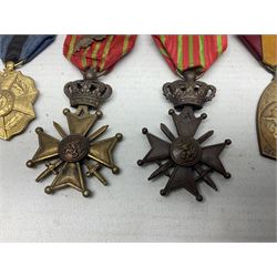Five WW1 Belgian medals - two Croix-De-Guerre, one with MID leaves, L'Union Fait La Force, Herinnerings 1914-18 Commemorative medal and Victory Medal; all with ribbons