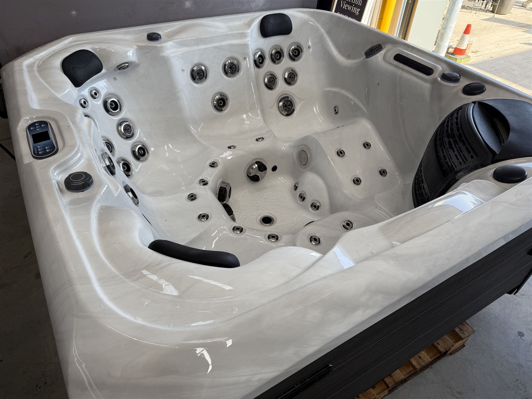 Platinum Spas Santorini 846A 6 person hot tub, with five seats and a lounger,  52 multiple jets, 7.3kw, 32 Amp, with hinged cover in full working order.

https://e.issuu.com/embed.html?backgroundColor=%23000000&d=platinum_brochure_uk_2023_v5_lr&hideIssuuLogo=true&hideShareButton=true&u=superiorwellness