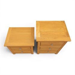 Two solid oak pedestal chests fitted with drawers, one with three drawers (H 64cm, W 49cm) and two drawers (H 46cm, W 49cm)