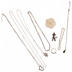 9ct gold jewellery, including necklace chain, stone set ring and rope twist bracelet, silver jewellery including brooch, tassel and necklaces, and a collection of costume jewellery and jewellery boxes