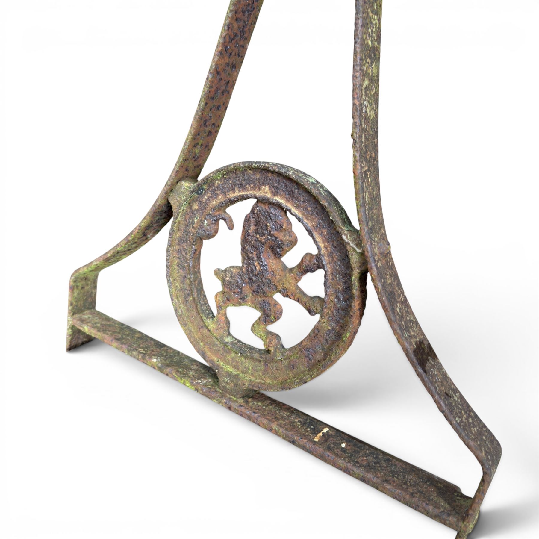 Edwardian cast iron garden roller, set with circular Lion plaque, wooden handle